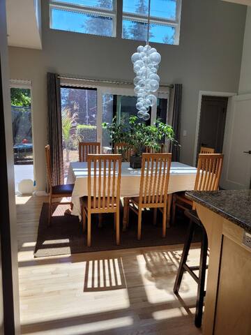 Modern five-bedroom home in a quiet neighborhood gallery image 3