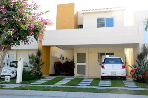 LOVELY 3 BEDROOM HOUSE VERY CLOSE TO AIRPORT