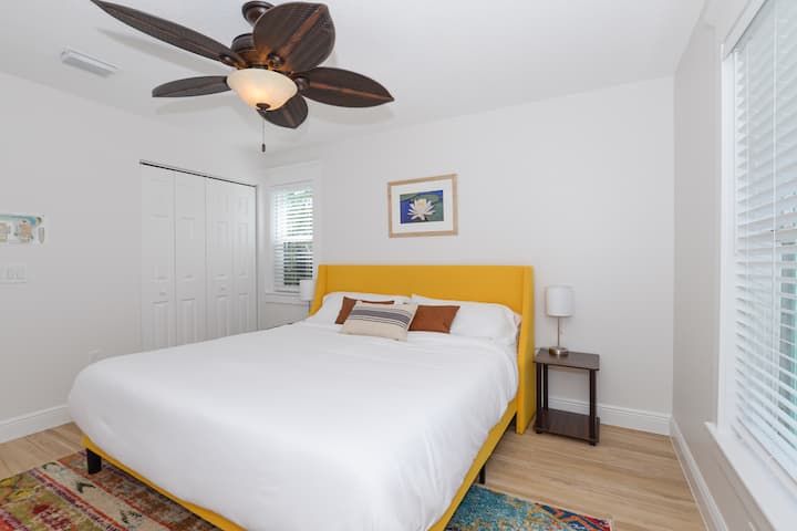 1st Floor Bedroom - King Size
