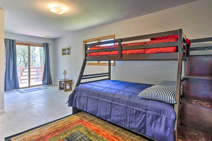 קומה עליונה: חדר שינה עם מיטת קומתיים [מיטה זוגית מלאה אחת + מיטה זוגית אחת].