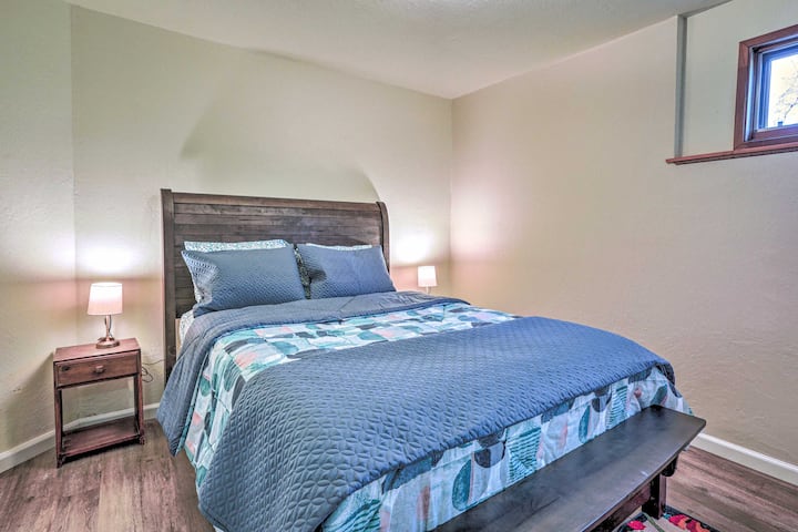 במפלס התחתון: חדר שינה עם מיטת קווין סייז.