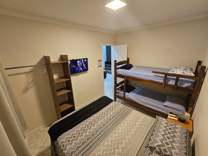 Спална соба 1 - поглед кон прозорецот за пристап до вратата. Паметен телевизор и уред