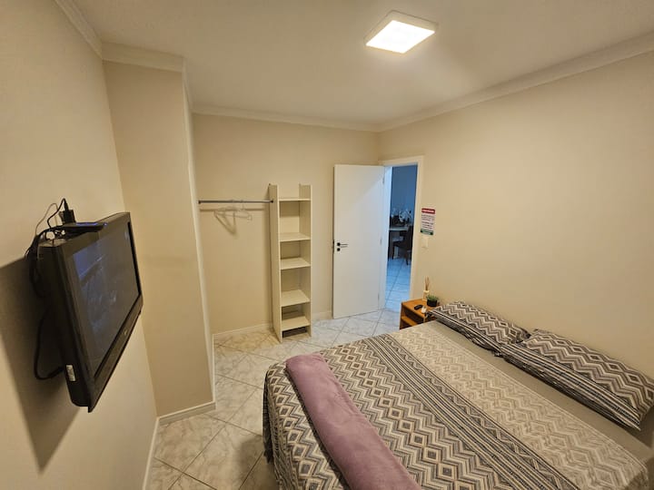 Спална соба 2 - поглед кон прозорецот за пристап до вратата