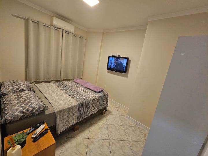 Спална соба 2 - поглед од влезот на прозорецот. Клима уред, телевизор и паметен апарат. 