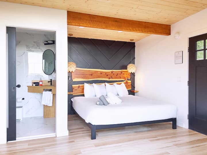 Всичко, от което се нуждаете, е опаковано в пакет „малка дървена колиба“ - опитахме се да помислим за всичко и се надяваме, че престоят ви ще бъде приятен!
