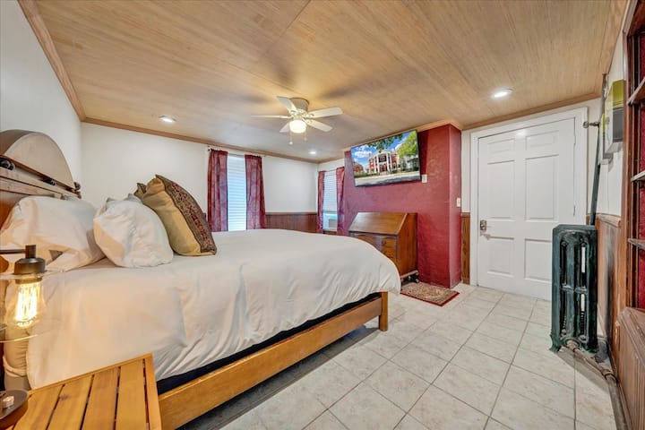 Bračni krevet (širine 180 - 200 cm)
Ima prozorsku jedinicu za klima-uređaj