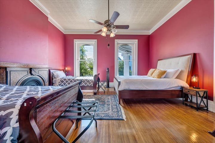 Soba u hodniku s 1 bračnim krevetom (160x200) i 2 odvojena kreveta.
Ova prostorija nema klima-uređaj, ali su osigurani ventilatori i prijenosni klima-uređaji.