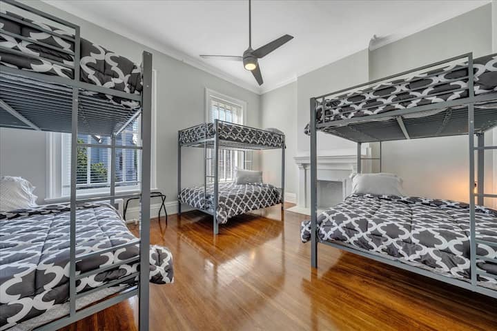 Soba na kat u hodniku (preko punih kreveta)
Ova prostorija nema klima-uređaj, ali su osigurani ventilatori i prijenosni klima-uređaji.