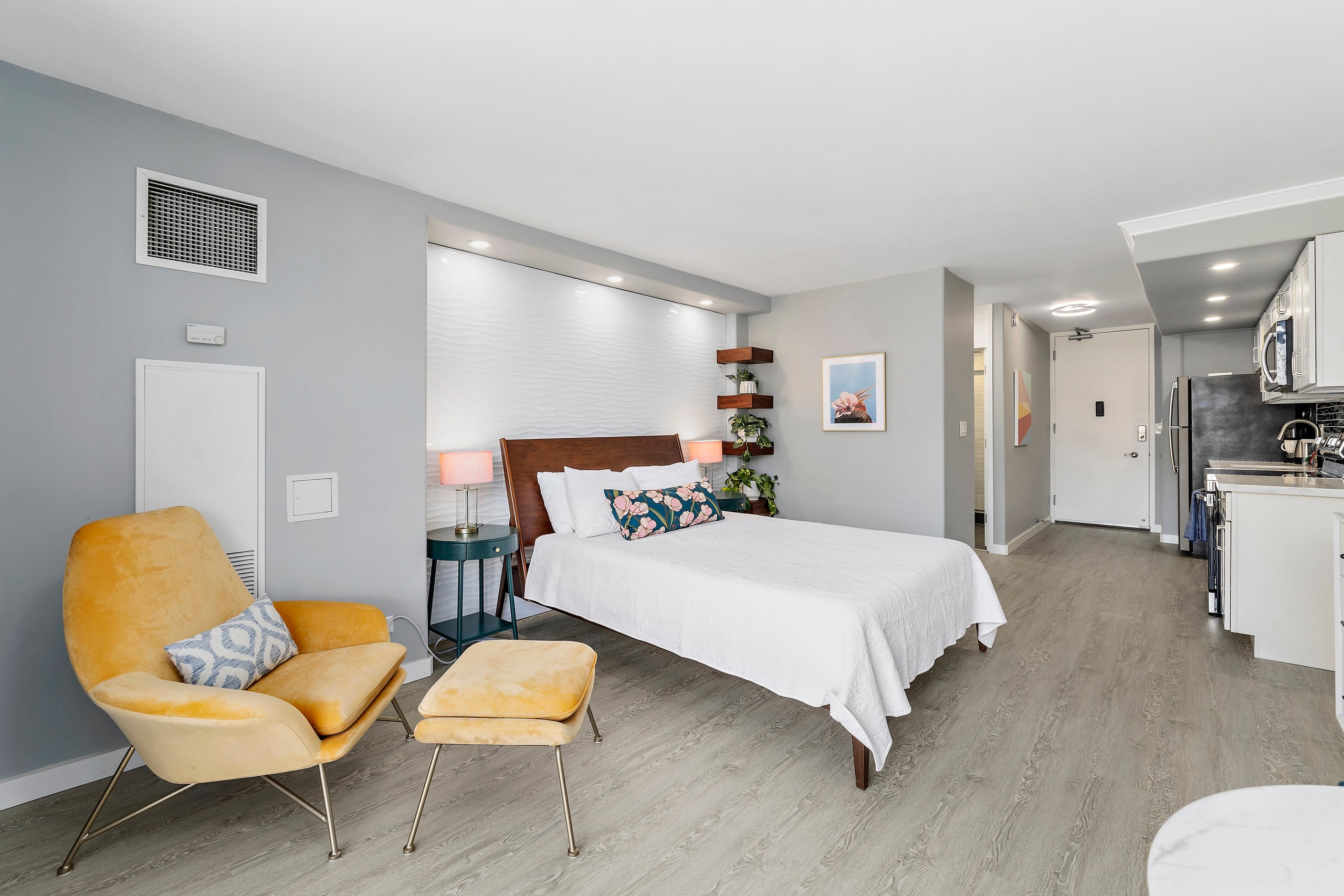 Condo in Honolulu · ★4.83 · Studio · 1 bed · 1 bath - Image 16