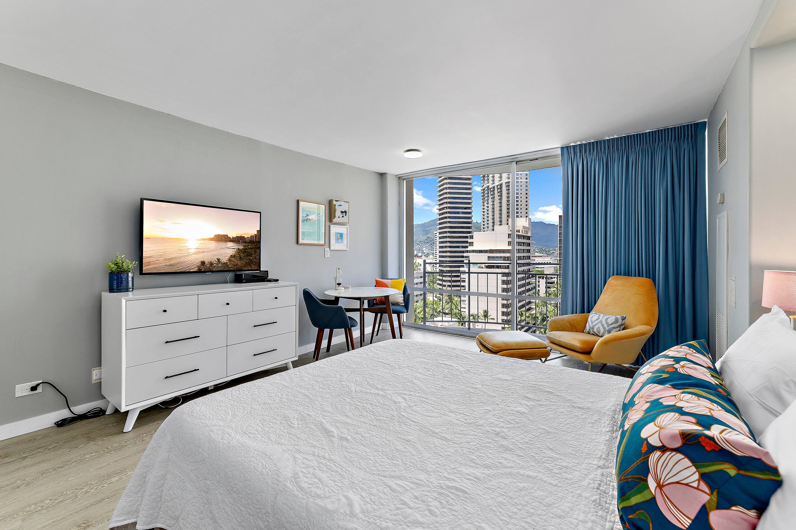 Condo in Honolulu · ★4.83 · Studio · 1 bed · 1 bath - Image 1