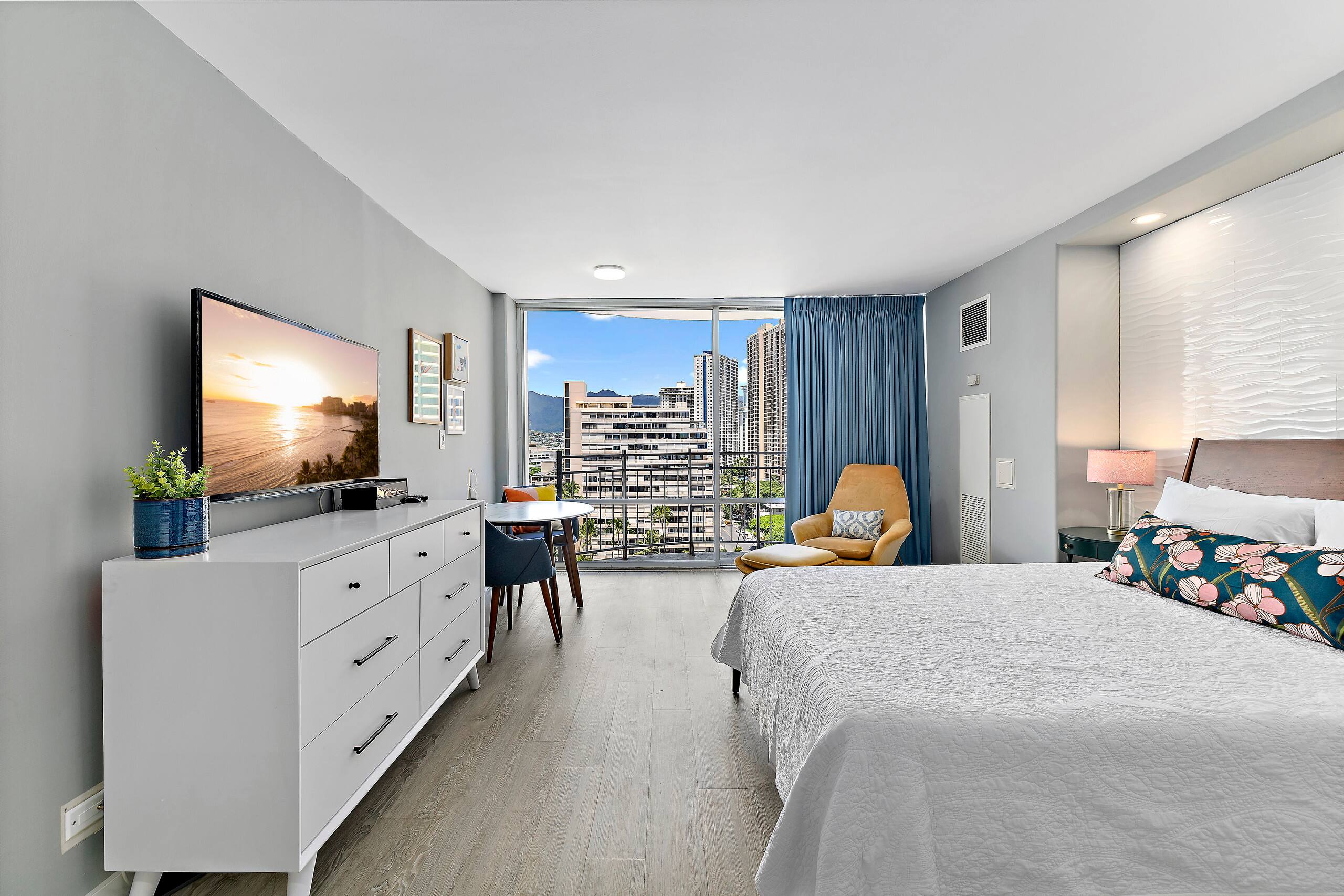 Condo in Honolulu · ★4.83 · Studio · 1 bed · 1 bath - Image 17