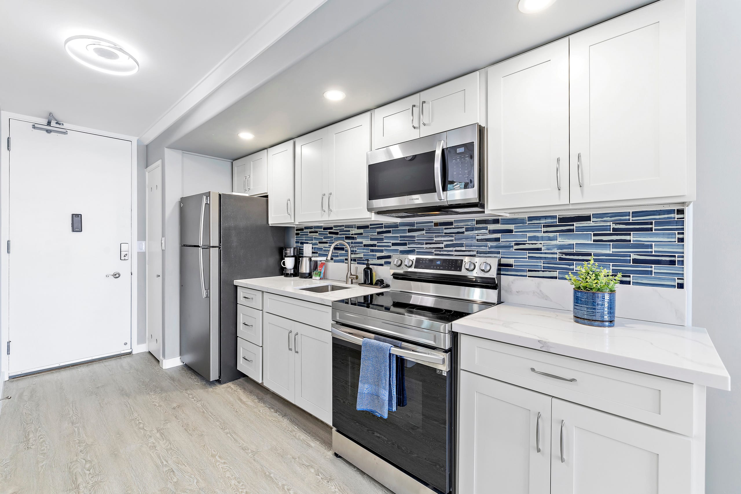 Condo in Honolulu · ★4.83 · Studio · 1 bed · 1 bath - Image 2