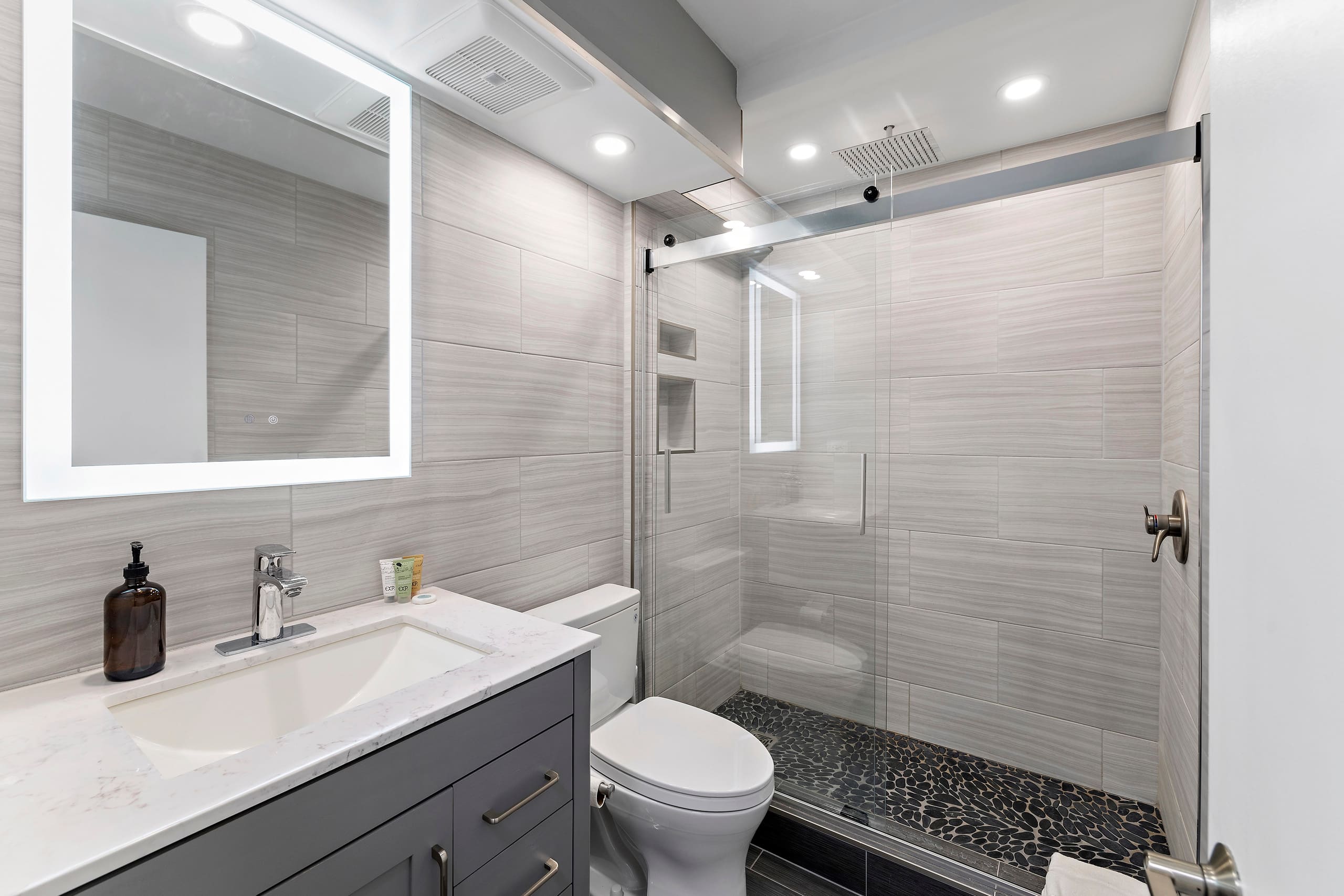Condo in Honolulu · ★4.83 · Studio · 1 bed · 1 bath - Image 12