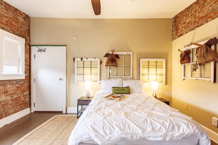 Queen bedroom, twin bed added upon request