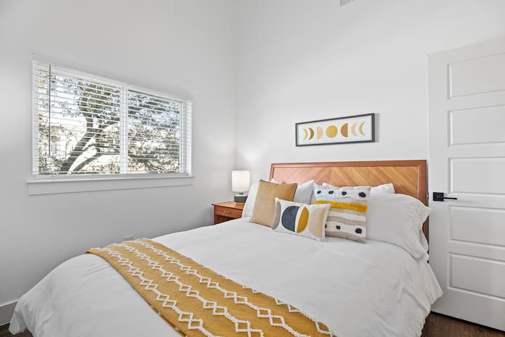 	Трета спална соба со удобна постелнина и природна светлина. За 2 лица.