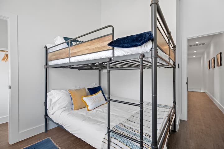 Соба со кревет на спрат – совршена за деца или дополнителни гости. Удобно и забавно со многу простор за складирање.