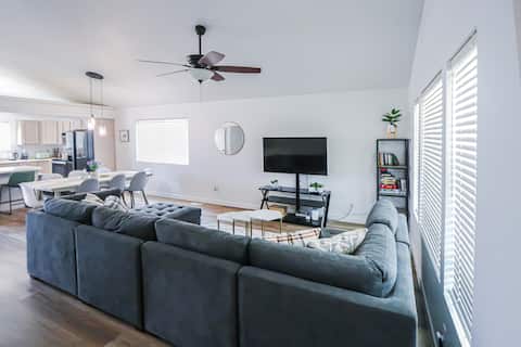 Popular Airbnb listing: Million Dollar View| 86" TV| Workspace| 30 min Ski in Draper