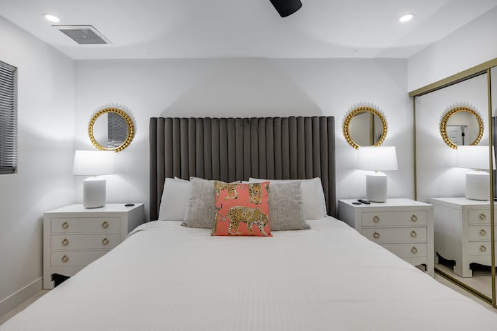 The Lynx Room has a beautyrest king size bed, full length mirror, Smart TV, and en-suite spa bathroom. 