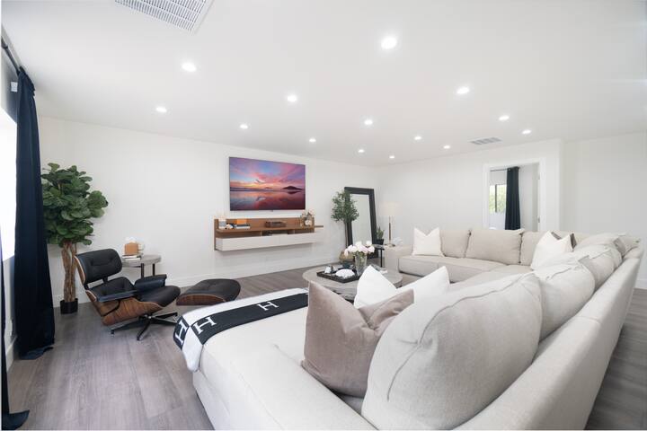 Stunning Gated Family Home gallery image 2