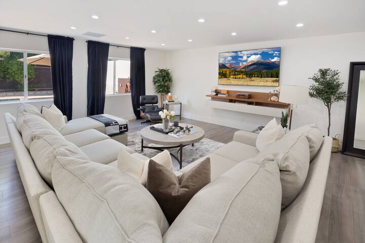 Stunning Gated Family Home gallery image 5