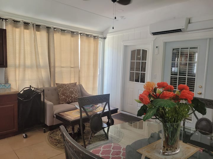 Beautiful Cozy Apartment With Parking On Premises. - Nashville, TN