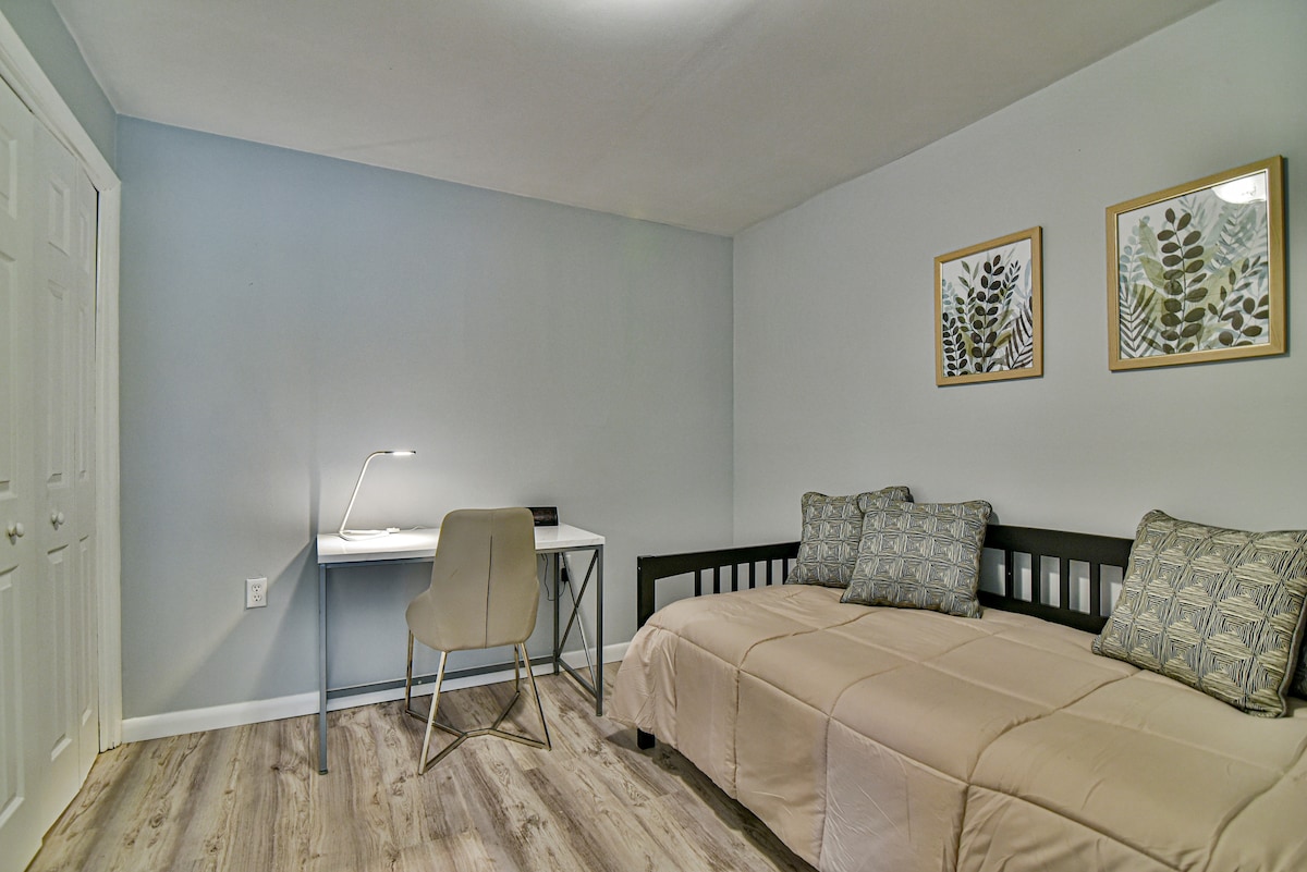 Работна станица на биро во трета спална соба