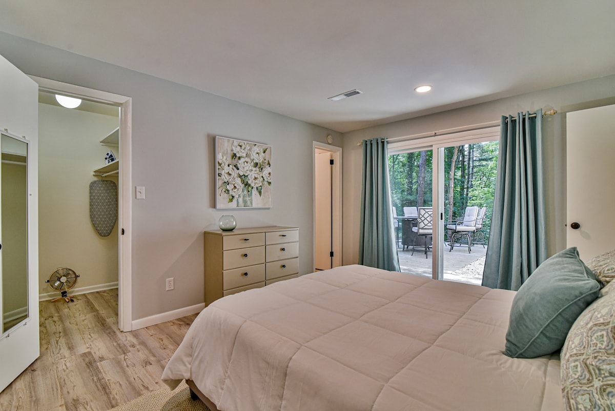 Втора спална соба на долниот кат со сопствена бања и поглед кон шумски простор