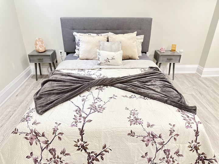 ห้องนอนที่ 1 มีเตียงควีนไซส์และฟูกนอนแน่นหนา