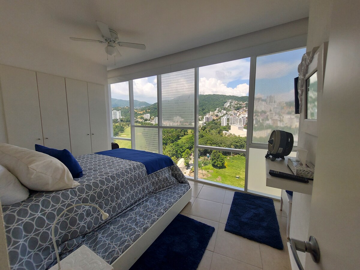 1 Cama Matrimonial  y 1 cama individual con TV en la recámara, 1 tocador y 1 closet