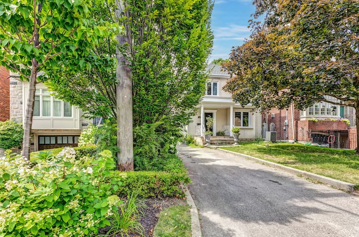 Cheerfull house in mid town luxury district w/ Prk