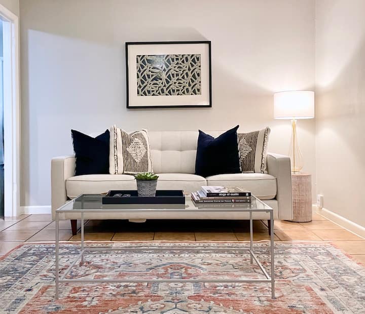 Მისაღებ ოთახში არის დედოფლის ზომის მეხსიერების ქაფის გასაშლელი დივანი.