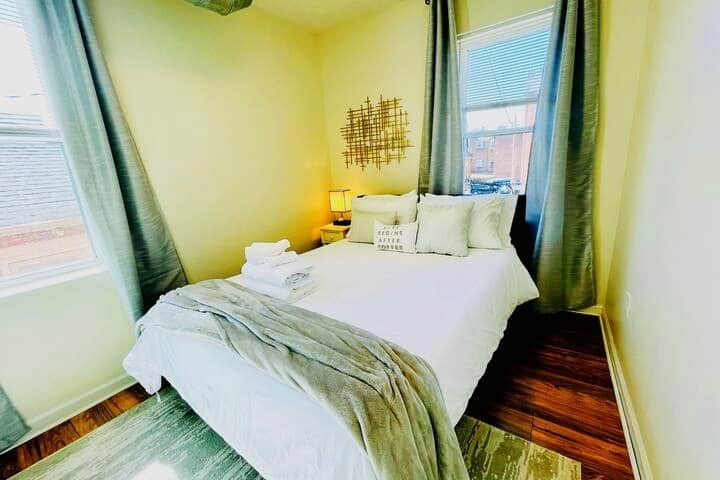 Dhoma e gjumit 2 me dyshek me memorje 13 inç, çarçafë cilësorë, dollap për varjen e rrobave dhe perde për errësimin e dhomës.