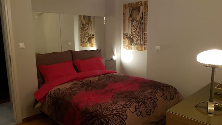 quarto principal modificado com novo mural de mosaico e espelho de parede traseira completo