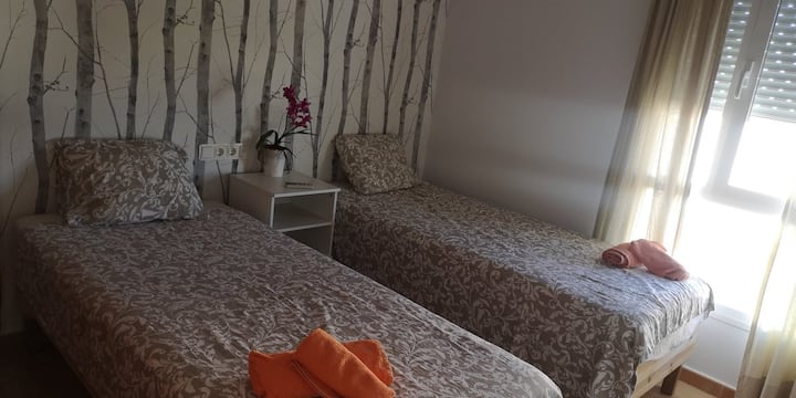 חדר שינה עם שתי מיטות בגודל 90x200 ס"מ. בחדר יש ארון מובנה גדול של שלוש דלתות, חלון בחוץ ומיזוג אוויר.