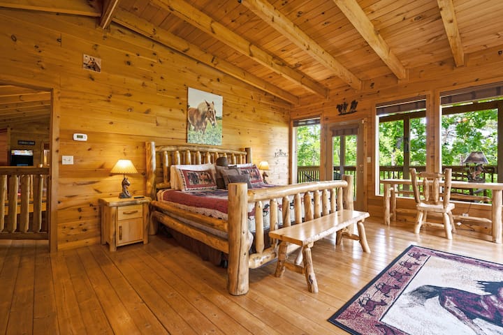 Главната спална соба има брачен кревет и биро 