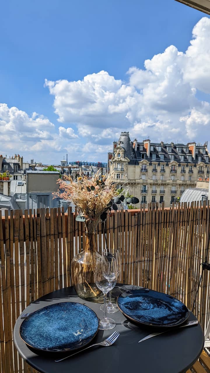 Vue Panoramique Sur La Tour Eiffel Avec Balcon - Paris