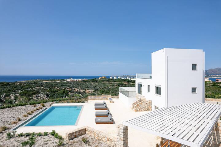 70m2 pool, sea views, just 1,5 Km to the beach! gallery image 5