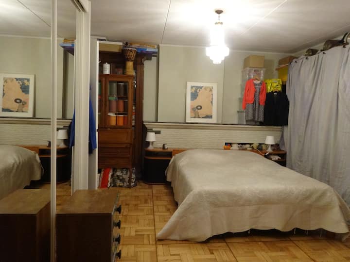 Საძინებელი 4 ანტიკვარული და ბროკანტების ფრჩხილებით