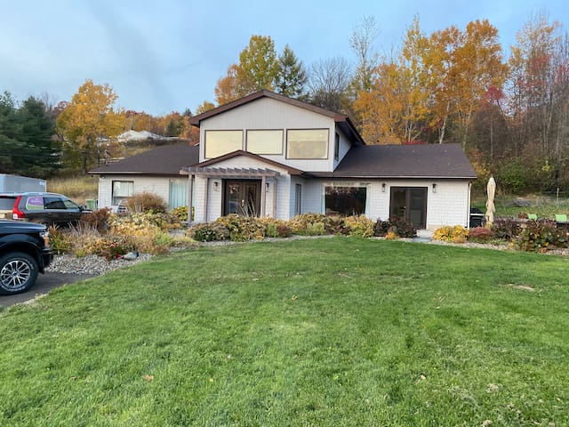 Fredericton Gatherings 4 Bedrm sleeps 8 3000 SqFt