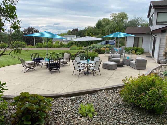 Fredericton Gatherings 4 Bedrm sleeps 8 3000 SqFt gallery image 4