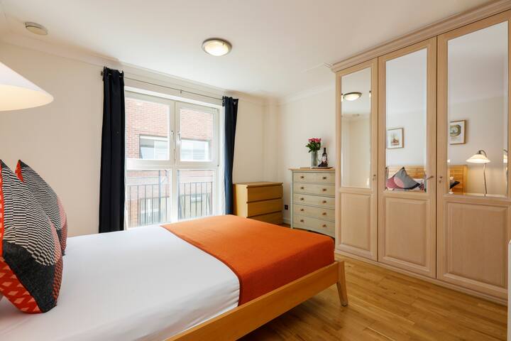 Lovely Two bedroom Two Bathroom By The River gallery image 3