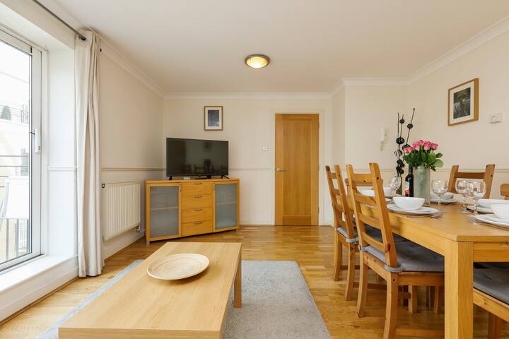 Lovely Two bedroom Two Bathroom By The River