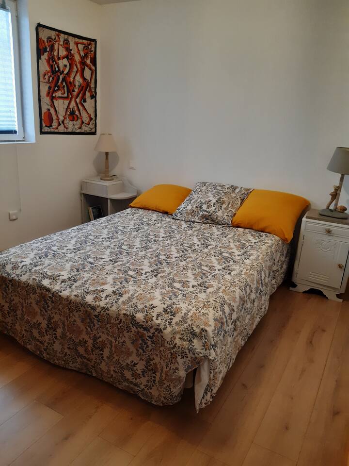 מיטה זוגית עם חדר שינה שני (קומה)