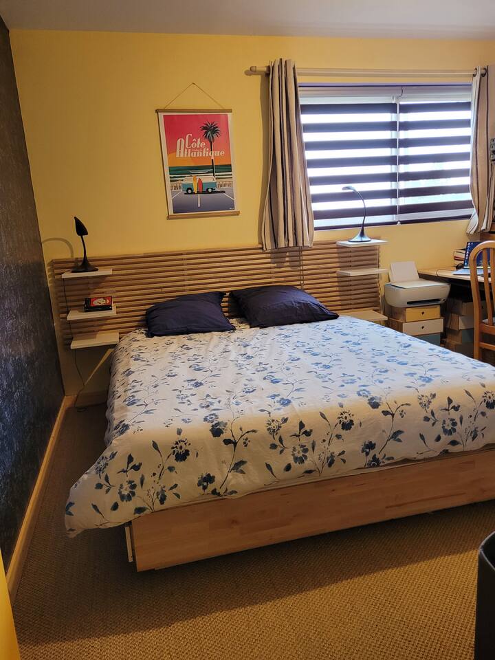 חדר שינה בקומת הקרקע עם 160/200 מיטות