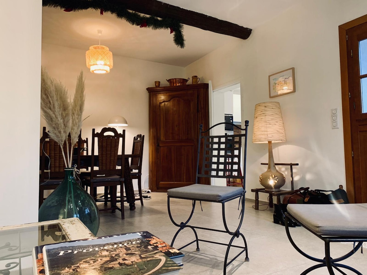 Top Airbnb: House within walking distance of the village (4 bedrooms, 2 to 8 people.) in Eygalières