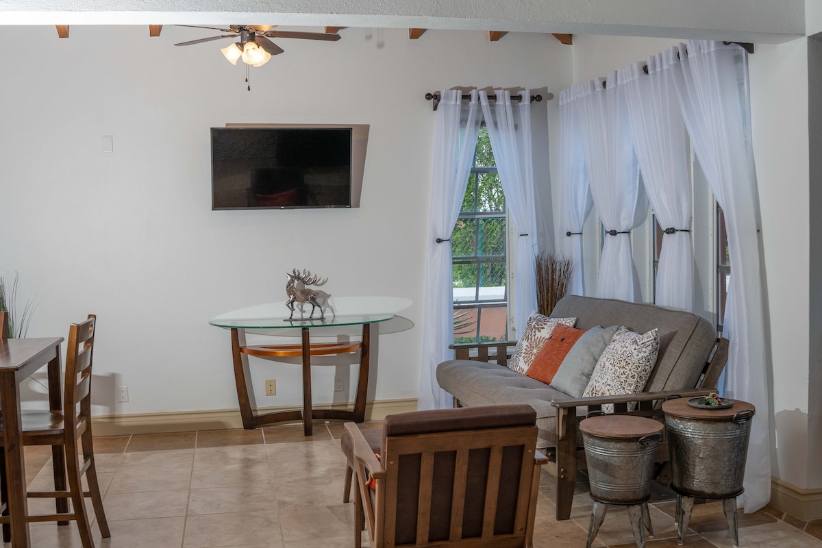 تتضاعف هذه الأريكة كسرير ثانٍ (مع غطاء لمزيد من الراحة).