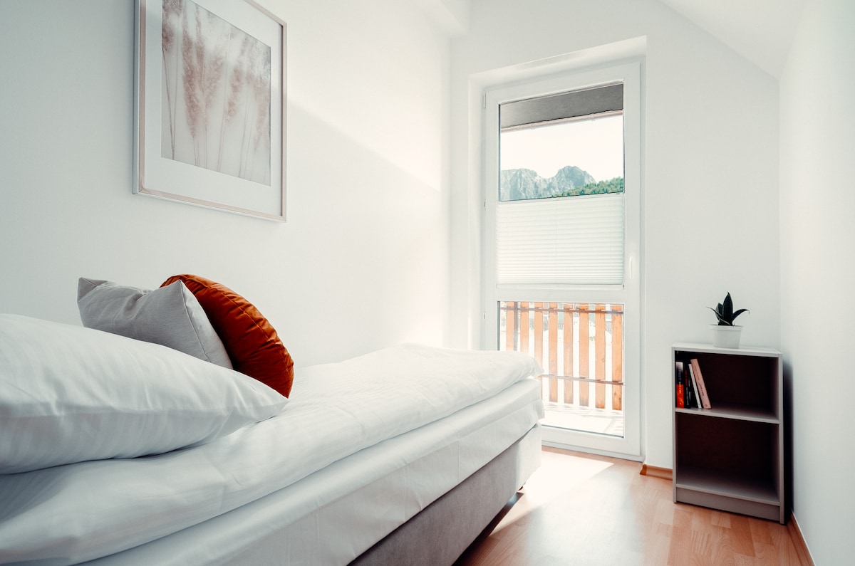 ห้องนอนมีทางออกตรงไปยังระเบียง แต่สิ่งที่ดีที่สุดคือสิ่งที่คุณเห็นก่อนที่คุณจะลุกจากเตียง นอนบนเตียงนุ่มสบาย มองเห็นวิวพาโนรามาของเกียวอนต์