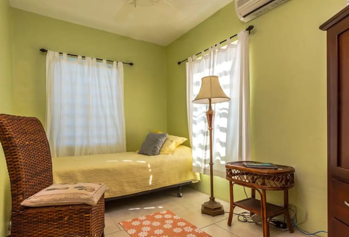 Удобна единечна спална соба на повисоко ниво.