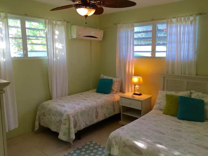 Втората спална соба на пониско ниво има брачен кревет и единечни кревети.