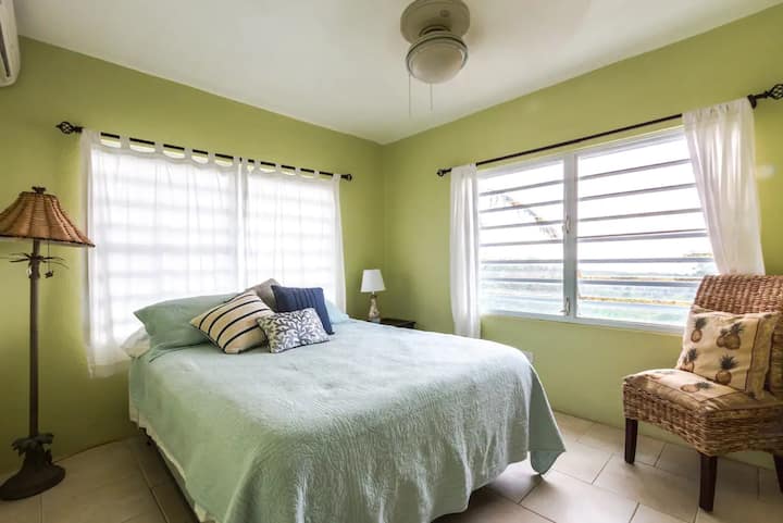 Задна спална соба со двојна големина на горно ниво со поглед на океан и рид.